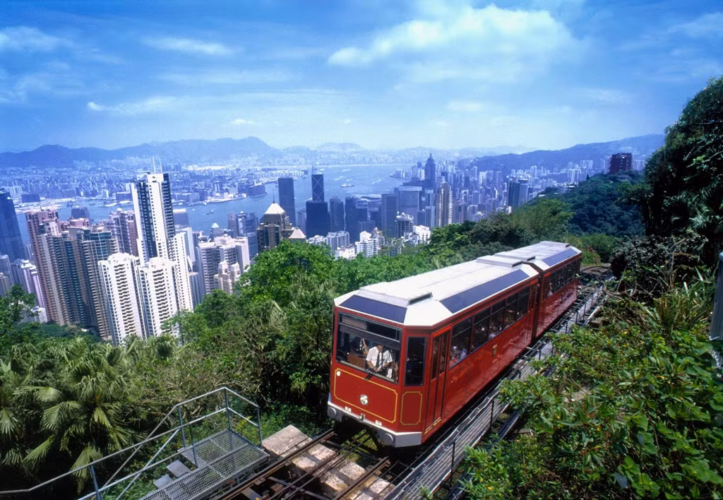 Ngắm cảnh Hong Kong từ đỉnh núi The Peak: The Peak là địa điểm được nhiều du khách lựa chọn khi đến Hong Kong. Địa điểm này cao hơn mực nước biển 550 m. Đây là nơi cao nhất trên đảo Hong Kong, du khách có thể ngắm toàn cảnh thành phố. Để lên địa điểm này, bạn có thể chọn cách đi bằng Peak Tram, một trong những tuyến đường sắt leo núi đẹp nhất thế giới. Ảnh: SCMP.