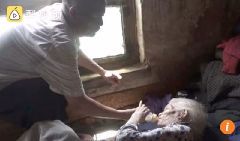 Xúc động hình ảnh người con chăm sóc mẹ già trăm tuổi Xuc dong hinh anh nguoi con cham soc me gia tram tuoi
