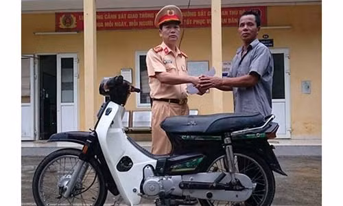 Bat ngo nhan lai xe may sau 10 nam bi trom