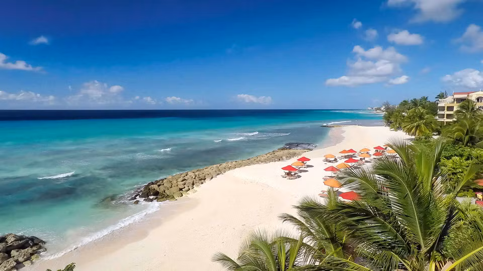 Barbados: Barbados có nước biển màu ngọc bích cùng bãi biển cát mịn. Khu vực phía tây với làn nước tĩnh lặng thích hợp cho du khách bơi lội, còn ở phía đông có những con sóng lớn cho người muốn lướt sóng. Barbados còn hấp dẫn du khách nhờ cuộc sống về đêm nhộn nhịp. Đây cũng là nơi sản xuất rượu rum lâu đời nhất thế giới. Ảnh: Kuoni.