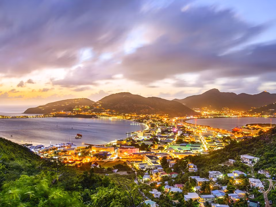 St. Martin: Hòn đảo này là sự kết hợp giữa các nền văn hóa Caribe, Pháp và Hà Lan, được chia thành 2 phần. Sint Maarten của người Hà Lan nổi bật với cuộc sống nhộn nhịp và các trung tâm mua sắm. St. Martin của người Pháp lại có không khí yên tĩnh, với những bãi biển cát trắng và khung cảnh núi non quyến rũ. Ảnh: Shutterstock/Sean Pavone.