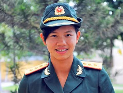 Ở tuổi 19 (cách đây 2 năm), Ánh Viên đã đeo quân hàm Đại úy. Nguyên Thứ trưởng Bộ Quốc phòng, Thượng tướng Nguyễn Huy Hiệu cũng ngạc nhiên vì thành tích này: “Trong sự nghiệp quân nhân của mình, tôi chưa bao giờ gặp một người 19 tuổi nào đã mang quân hàm Đại úy như Ánh Viên”. Năm 2015, cô là Đại úy quân đội trẻ nhất tại Việt Nam và được trao tặng Huân chương Lao động hạng Nhì.