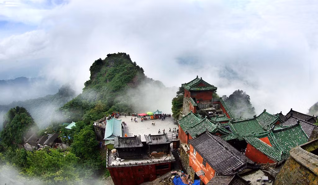 Kim Dung chọn dãy núi này là nơi đặt phái Võ Đang. Với độ cao trung bình hơn 1.000 m, dãy núi có khung cảnh hùng vĩ, huyền ảo, thu hút du khách đến thưởng ngoạn. Ảnh: Wudang.