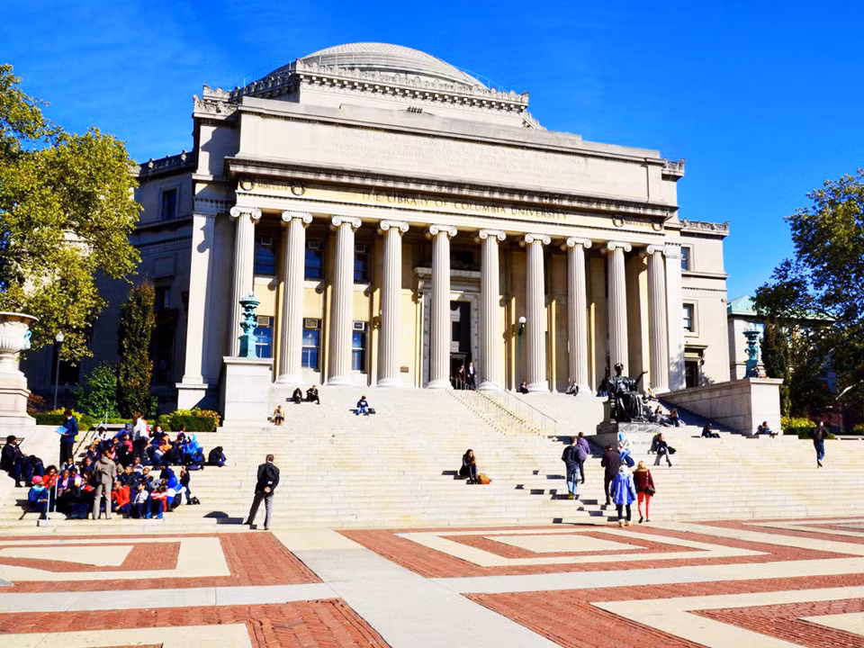 ĐH Columbia cũng là cái tên danh tiếng ở Mỹ. Trong danh sách tỷ phú của Forbes, 8 người là cựu sinh viên của trường. Robert Kraft, Tổng giám đốc điều hành đội bóng bầu dục New England Patriots, và tỷ phú bất động sản Jerry Speyer là hai trong số 8 người này.