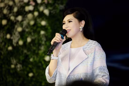 Trong một sự kiện khác, mẹ chồng Hà Tăng xuất hiện với váy Elie Saab thanh lịch và đeo trang sức ngọc trai lấp lánh.
