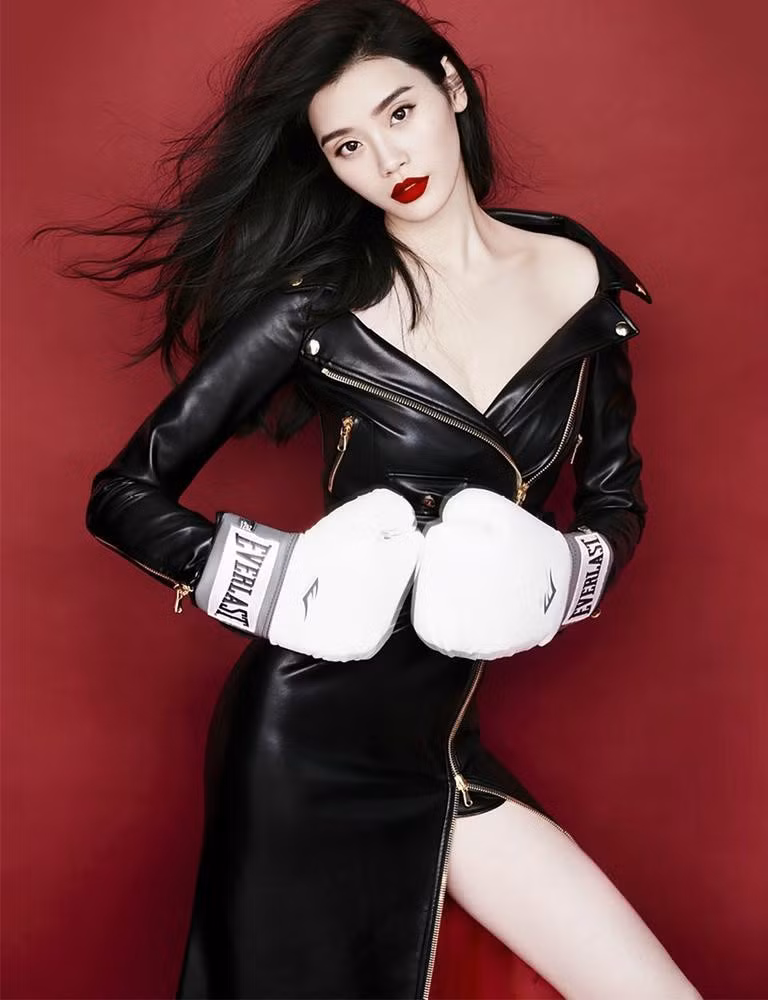 Ming Xi tốt nghiệp Đại học Donghua Thượng Hải, chuyên ngành thiết kế thời trang và diễn xuất. Sau đó, cô tham dự cuộc thi tìm kiếm gương mặt truyền hình trên kênh Dragon Television mang tên "Go! Oriental Angels".
