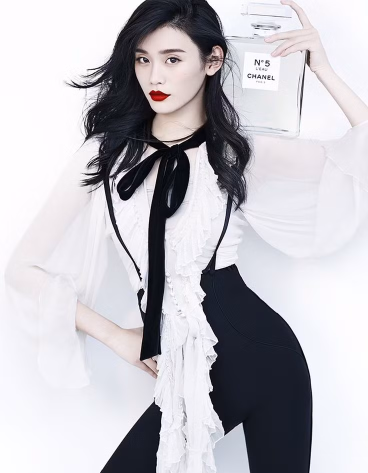 Hoạt động người mẫu của Ming Xi bắt đầu từ năm 2009, khi tham gia cuộc thi tìm kiếm người mẫu Elite Model Look và giành giải 3.