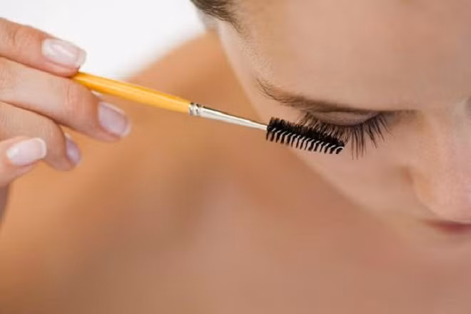  Lông mi là một dạng mao khá đặc biệt trên cơ thể, mềm và nhạy cảm, khi đã rụng thì rất khó mọc lại và mọc cũng rất chậm. Thông thường những ngời có lông mi dài và dày là do bẩm sinh. Nhưng nếu bạn là một người có lông mi ngắn và thưa, bạn vẫn có thể “thay đổi tình hình” , không cần bạn phải trang điểm đôi mắt của bạn vẫn đẹp hút hồn với bờ mi cong, dày chỉ trong vong 1 tháng. Hãy cùng tìm hiểu ngay sau đây nhé.