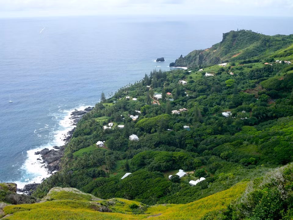 Quần đảo Pitcairn, Anh: Quần đảo Pitcairn nằm ở phía Nam Thái Bình Dương, thuộc phần lãnh thổ hải ngoại của Vương quốc Anh. Đảo có khoảng 50 người sinh sống. Nơi gần nhất quần đảo này là Tahiti và Gambier, nhưng cũng cách nhau hàng nghìn km. Hòn đảo không có sân bay và chỉ có thể được tiếp cận bằng tàu thuyền, mất khoảng 10 ngày nếu xuất phát từ đất liền của New Zealand. Ảnh: Cntraveler.