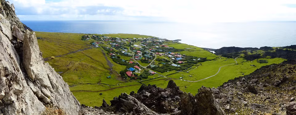 Nhóm đảo Tristan Da Cunha: Nhóm đảo Tristan Da Cunha nằm ở phía nam Đại Tây Dương, cách Nam Phi 2816 km, cách Nam Mỹ 3.360 km. Gần 300 cư dân trên đảo chủ yếu là nông dân và thợ thủ công. Địa hình nhiều núi đá khiến không thể xây dựng sân bay trên đảo. Mỗi năm chỉ có 9 lần những con tàu đánh cá từ Nam Phi ghé vào đảo. Tuy vậy ở đây cũng có đài truyền hình và có thể kết nối internet qua vệ tinh. Ảnh: The Lab and Field.