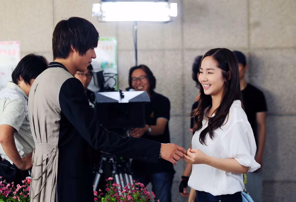 Sau 1 tháng hẹn hò bí mật, chuyện tình của cặp đôi được tờ Dispatch đưa ra ánh sáng. Khi đó, hình ảnh cả hai ăn mặc giản dị cùng nhau bước vào quán café khiến nhiều khán giả ngưỡng mộ. Tuy nhiên, chỉ vài tháng sau đó, cặp đôi chia tay vì lý do muôn thuở là lịch trình bận rộn. Đây có lẽ là một trong những mối tình chóng vánh nhất của diễn viên sinh năm 1987. Bởi, tháng 8 công khai hẹn hò thì đến cuối năm, tình cảm của anh và bạn diễn đã trở nên lạnh nhạt. Cả hai thậm chí né tránh nhau bằng cách tham gia 2 lễ trao giải khác nhau.