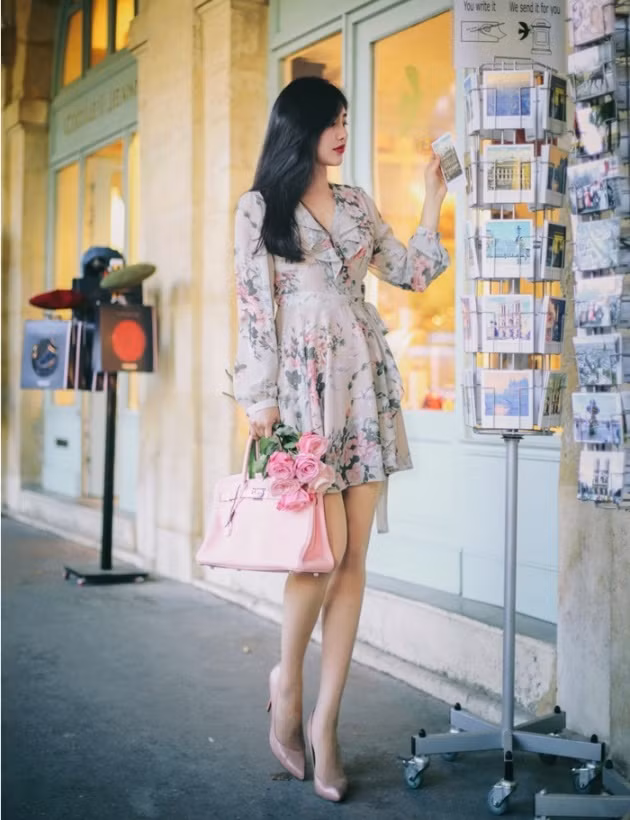 Một chiếc váy xòe hay một chiếc đầm dáng liền, đầm peplum được thiết kế kiểu dáng thích hợp cho những ngày thu lạnh nhưng vẫn giữ được vẻ dịu dàng, nữ tính của kiểu váy thời trang. Năm 2017 này các nhà thiết kế cho ra mắt nhiều mẫu mới lạ, bắt mắt hơn. Đặc biệt vẫn có nhiều điểm nhấn trong từng thiết kế.