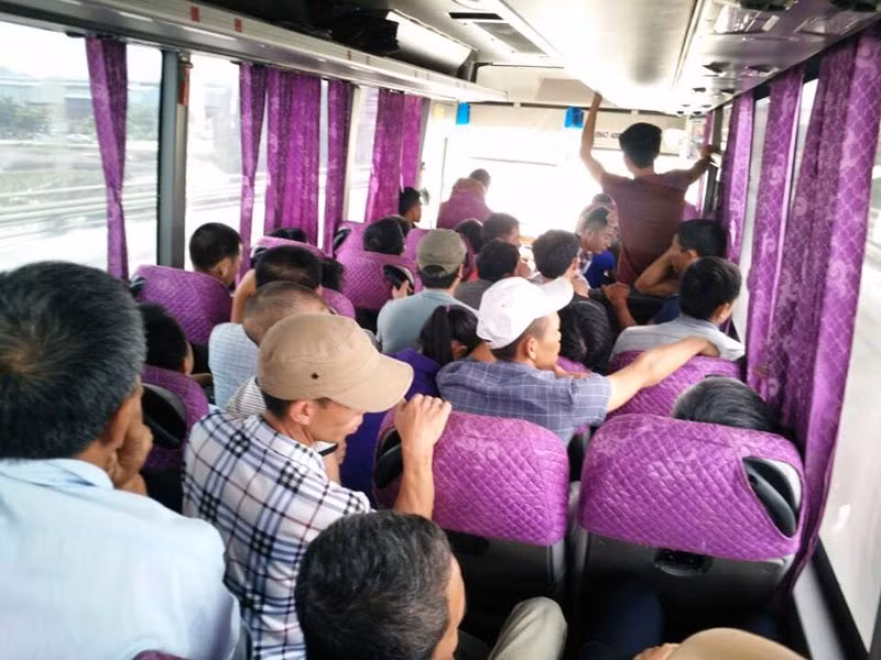 Kinh hoang xe khach 29 cho "nhoi" gap doi khach