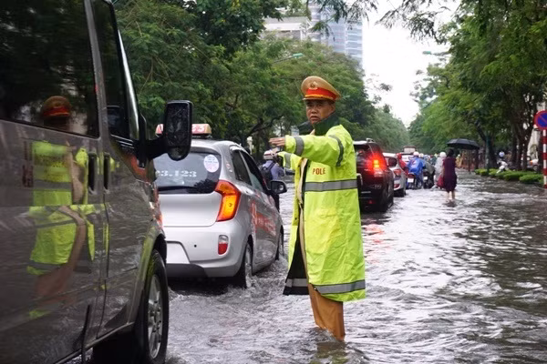 Ngã tư Lý Thường Kiệt - Phan Bội Châu Cơn mưa lớn bất ngờ chiều 19-6 khiến nhiều tuyến phố ở Hà Nội ngập úng. Ngã tư Lý Thường Kiệt, Phan Bội Châu, quận Hoàn Kiếm, là điểm thường xuyên bị ngập sâu mỗi khi mưa lớn.