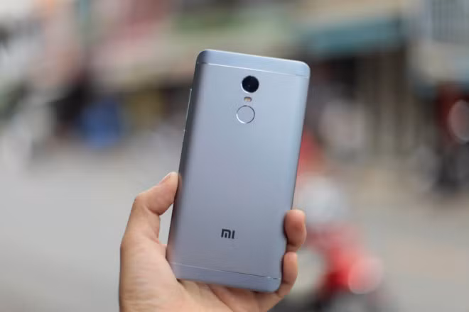 Xiaomi Redmi Note 4 (4,7 triệu đồng): Dòng Redmi Note của Xiaomi đặc biệt phổ biến tại thị trường Trung Quốc. So với các đối thủ cùng phân khúc, smartphone này cũng sở hữu con chip cao cấp hơn: Snapdragon 625. Thiết kế của máy khá phổ thông với vỏ kim loại, cảm biến vân tay đặt sau. Pin của Redmi Note 4 có dung lượng 4.100 mAh.