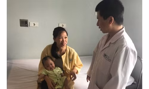 Bệnh nhi mang nhiều dị tật phức tạp được cứu sống trong gang tấc Benh nhi mang nhieu di tat phuc tap duoc cuu song trong gang tac