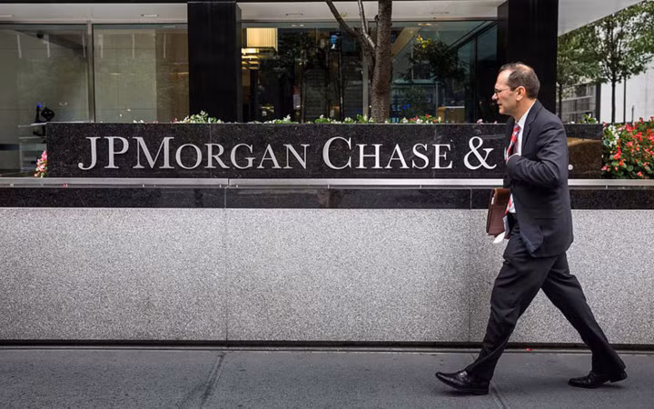 JPMorgan Chase là ngân hàng đa quốc gia đầu tiên của Mỹ có mặt trong danh sách xếp hạng các ngân hàng lớn nhất thế giới dựa trên giá trị tài sản. Mặc dù chỉ đứng thứ 6, nhưng JPMorgan Chase lại là ngân hàng lớn nhất xứ cờ hoa, với tổng giá trị tài sản 2.450 tỉ USD.