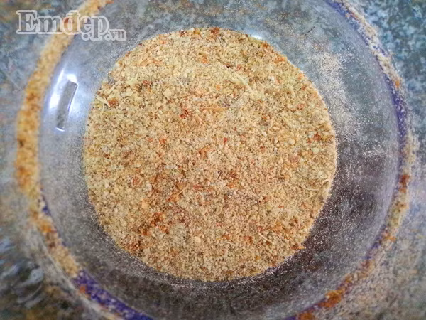 Bước 4: Cho gạo + sả + lá chanh vừa rang vào máy xay nhỏ, sau đó cho vào 1 thìa cơm ớt bột trộn đều.