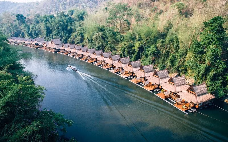 Nhà nghỉ Sông Kwai, Thái Lan Khu Resort này là tập hợp của các biệt thự nổi trên mặt nước, liên kết với nhau bằng thuyền phía dưới. Mỗi căn đều được thiết kế đồ nội thất bằng gỗ, làm thủ công, mái vòm lát đá. Mỗi biệt thự đều có một ban công và bến tàu riêng để đi tới nơi xem và thư giãn cùng động vật hoang dã ở nơi đây.