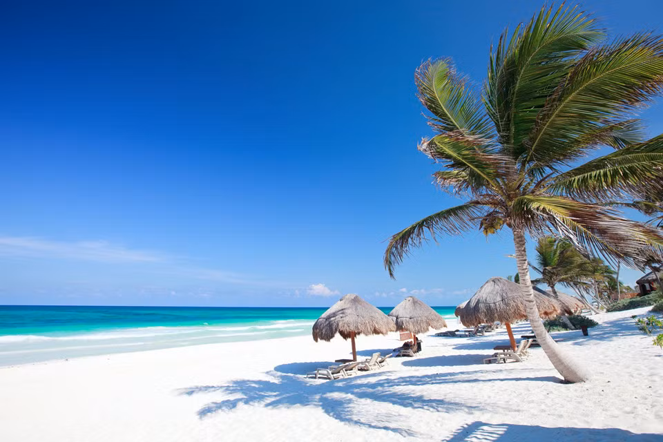 Playa Paraiso, Tulum, Mexico: Playa Paraiso của Mexico đứng ở vị trí thứ 7, Bờ biển này được coi là một trong những tàn tích còn lại của người Maya cổ, mỗi năm đón trung bình 290 ngày nắng. Từ thành phố Cancún, du khách có thể dễ dàng ghé thăm bãi biển Playa Paraiso. Nước xanh, cát trắng, khung cảnh hoang sơ tuyệt đẹp đã giúp bãi biển ghi được 10 điểm về chất lượng cát và nước, 9 điểm cho cảnh quan và 8 điểm cho vị trí. Ảnh: Allaboutplaya.