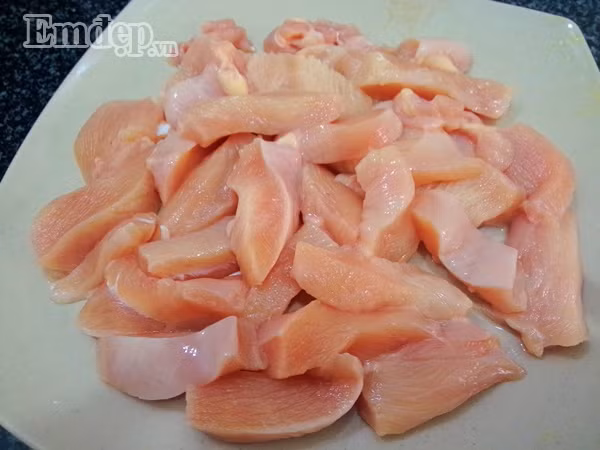Cách làm món gà chiên xóc gạo rang như sau: Bước 1: Gà mua về các bạn lọc bỏ phần xương và da, rửa sạch rồi để ráo. Thái thành từng miếng to vừa phải.