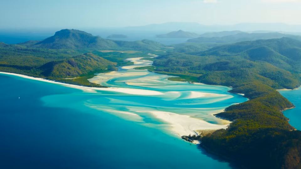 Bãi biển Whitehaven, Australia: Bãi biển trên đảo nhiệt đới Whitsunday, ngoài khơi bờ biển Queensland khoảng hơn 1.400 km về phía đông bắc của Brisbane, đứng ở vị trí thứ 2. Dải cát dài hơn 6 km giúp bãi biển nhận được điểm đánh giá tuyệt đối cho vẻ đẹp hoang sơ, chất lượng nước và cát. Bãi biển có trung bình 292 ngày nắng trong một năm và chỉ có thể ghé thăm bằng thuyền hoặc máy bay. Ảnh: Australia.