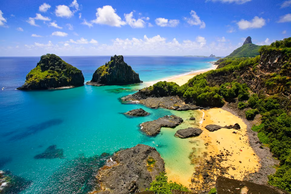 Baia Dos Porcos, Brazil: Đứng ở vị trí thứ 6 là Baia Dos Porcos, thuộc quần đảo Fernando de Noronha của Brazil, cách đất liền khoảng 320 km, mỗi năm đón trung bình 258 ngày nắng. Bãi biển được đánh giá 10 điểm về vẻ đẹp hoang sơ và vị trí cùng điểm cho chất lượng cát và nước. Khách du lịch đến bãi biển có thể thuận lợi đi máy bay từ các thành phố như Recife, Natal hoặc Fortaleza. Không chỉ nổi bật với bãi biển tuyệt đẹp, quần đảo này còn là nơi sinh sống của nhiều loài động vật quý hiếm được Unesco bảo vệ. Ảnh: Mauriciotravels.