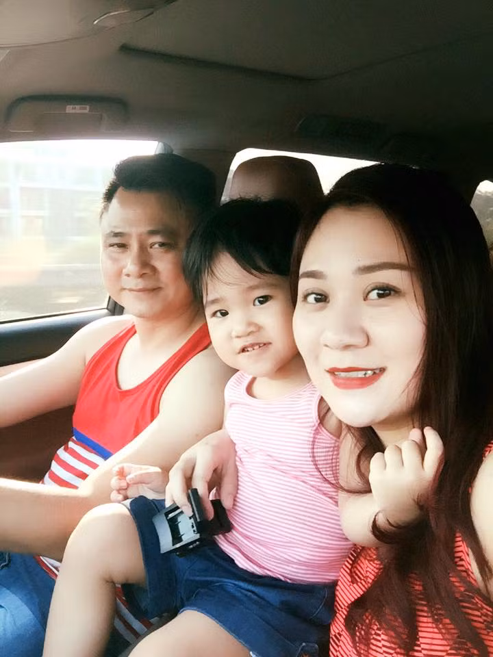 Kết hôn vào tháng 6.2015, nghệ sĩ Tự Long và bà xã Minh Nguyệt không ít lần khiến người hâm mộ trầm trồ, FA "ghen tỵ" vì những khoảnh khắc tình tứ được cặp đôi chia sẻ trên trang facebook cá nhân.