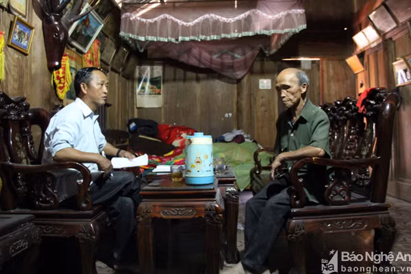 Theo nhiều giấy tờ vẫn còn lưu lại, cụ Vừ sinh ngày 9/7/1920. Hai người vợ trước đã có với cụ 17 người con, 10 trai, 7 gái. Con gái đầu của cụ năm nay cũng đã ngoài 70 tuổi. Khi được phóng viên hỏi về số lượng cháu, chắt, ngồi nhẩm một lúc nhưng cụ Vừ nói rằng "không thể đếm nổi". Cụ sau đó gọi người con trai thứ 8 Xồng Gà Súa (57 tuổi, bìa trái), sống bên cạnh để tính giúp. Cầm theo quyển sổ để tính toán, mất gần nửa giờ nhưng hai bố con ông Vừ vẫn không tính hết số cháu, chắt, chít. Ảnh: Tiến Hùng