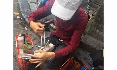 Kết đắng cho anh đánh giày nhịn ăn, mua túi xách 20 triệu tặng bạn gái Ket dang cho anh danh giay nhin an, mua tui xach 20 trieu tang ban gai
