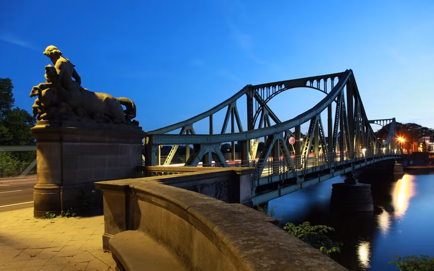 Cầu Glienicke, Berlin, Đức: Cầu Glienicke ở vùng ngoại ô phía tây Berlin vẫn còn giữ vạch trắng ngang giữa, ranh giới giữa đông và tây Berlin thời Chiến tranh lạnh. Năm 1962, gián điệp người Nga, Rudolf Abel, và phi công lái máy bay do thám của Mỹ, Francis Gary Powers, được trao đổi ở đây. Cây cầu đã trở thành điểm trả một số gián điệp bị bắt trong thời kỳ này.