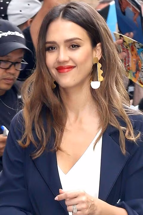 1. Màu đỏ tự nhiên: Jessica Alba đã sử dụng màu son đỏ tự nhiên cho lần xuất hiện mới đây. Không quá cầu kỳ, nữ diễn viên vẫn thu hút được ống kính phóng viên bởi vẻ nổi bật.