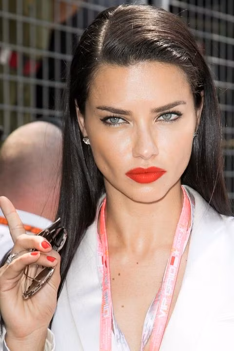 2. Màu đỏ tươi: Trong lần xuất hiện ở Monaco, Adriana Lima sử dụng son lì màu đỏ tươi pha lẫn sắc cam để tạo điểm nhấn. Màu son này phù hợp với những cô gái có gương mặt góc cạnh, cá tính nhằm mục đích tập trung ánh nhìn vào đôi môi, phân tán sự chú ý ở góc mặt. Khi sử dụng chúng, bạn nhớ thoa một lớp dưỡng để môi không bị quá khô và thiếu tự nhiên.