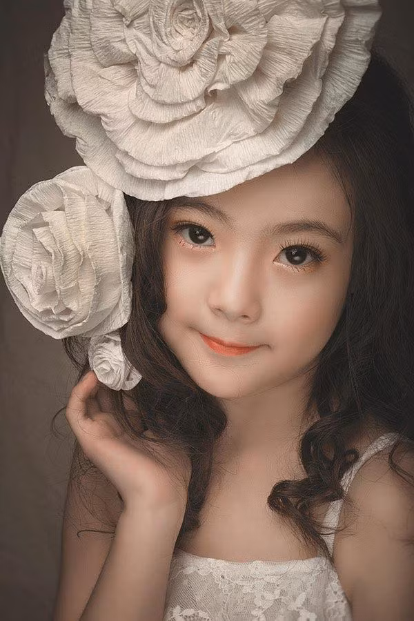 Tìm hiểu hơn nữa về cô bé Bảo Vy mang gương mặt cuốn hút này mới thấy "choáng". Cô bé thực chất từ lâu đã lọt vào con mắt của rất nhiều thương hiệu, bé từng tham gia nhiều show thời trang nhí, chụp ảnh quảng cáo cho các shop thời trang, quay clip cho VTC game...