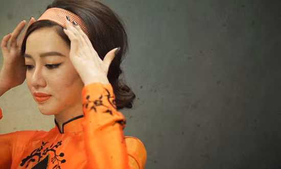 Với lối trang điểm đan xen giữa xưa và nay, Tracy Trinh trông vẫn không bị “dừ” so với tuổi mà lại có chút gì đó thú vị, mới mẻ, đáng yêu.