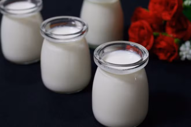 Để nơi ấm áp để sữa lên men tốt hơn, ủ sữa khoảng 6-8 tiếng tùy theo thời tiết, nếu thời tiết nóng sữa sẽ nhanh chua hơn.