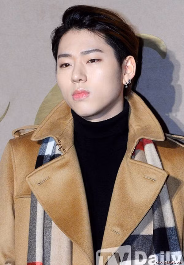 Tại sự kiện thời trang ở Seoul, Zico (BLOCK B) đánh phấn đậm và chải tóc sành điệu. Anh trông nữ tính hơn khi lông mày cũng được kẻ gọn gàng.
