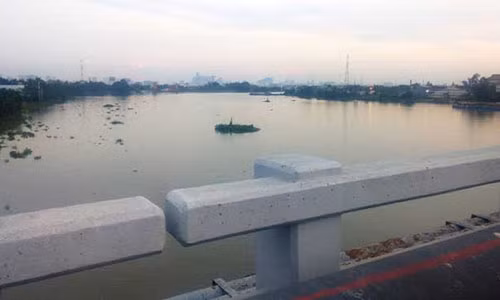 "Chet dieng” khi thay thanh nien lam dieu dai dot giua cau
