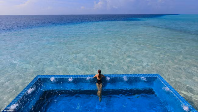 Khu nghỉ dưỡng Velassaru ở Maldives có một bể tắm nước nóng được bao quanh bởi nước biển trong như pha lê.
