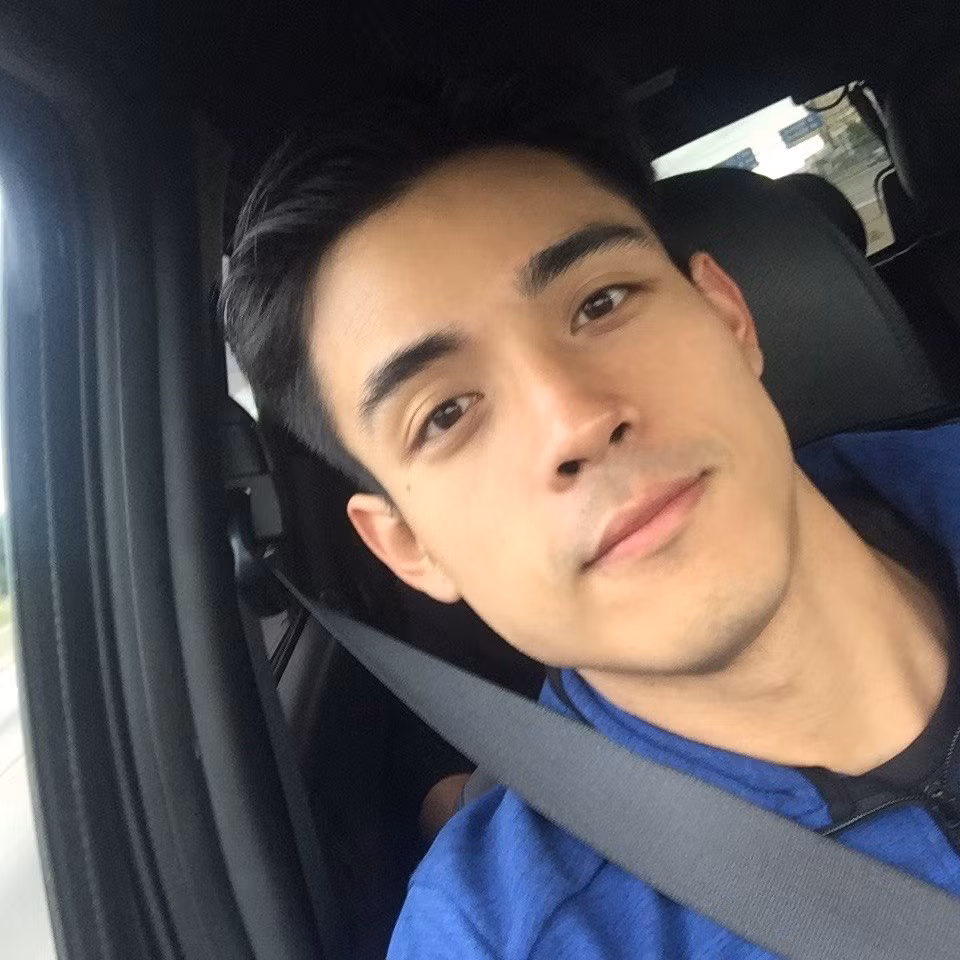 Tên đầy đủ của chàng mỹ nam này là Alexander Xian Cruz Lim-Uy, sinh năm 1989. Bố mẹ của Xian Lim đều lai Trung Quốc - Philippines. Anh chào đời ở San Francisco (Mỹ), đến khi 6 tháng tuổi thì được đưa về Manila (Philippines).