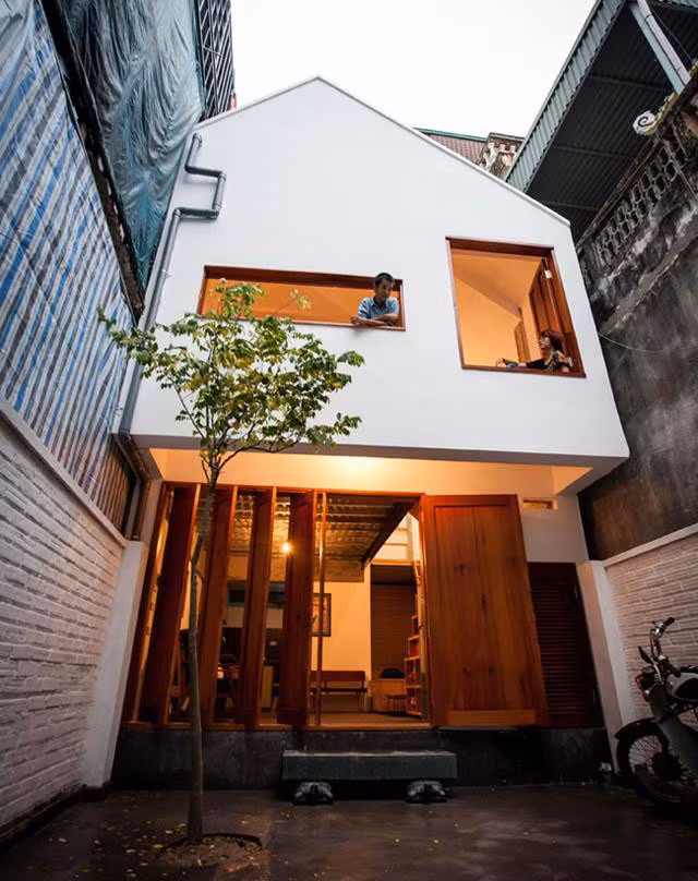 Căn nhà nhỏ này tọa lạc tại phường Tứ Liên, quận Tây Hồ, Hà Nội. Gia chủ là một nghệ sĩ guitar, sinh ra và lớn lên ở Hà Nội.