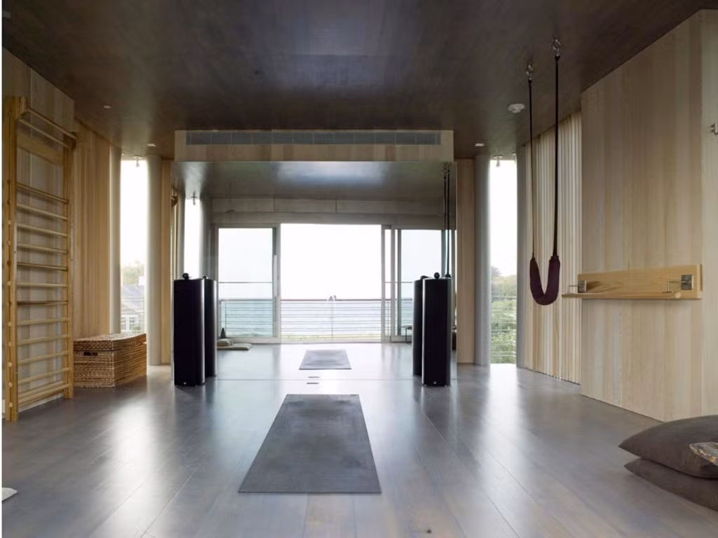 Căn phòng nhỏ thiết kế tối giản là nơi tuyệt vời để tập yoga hoặc thiền.