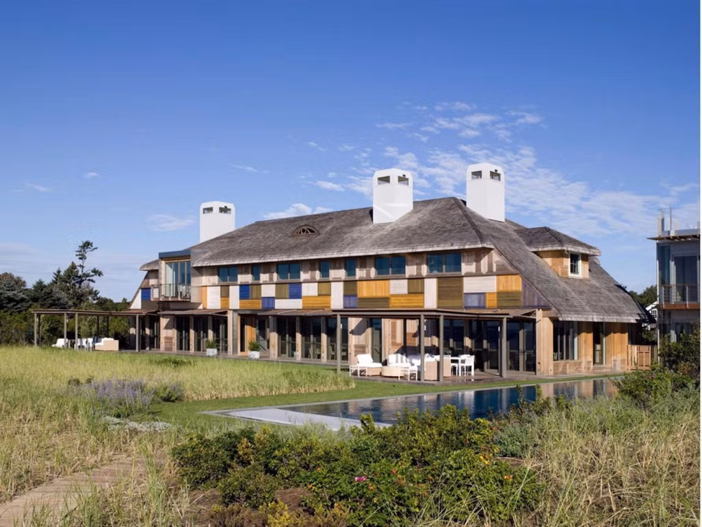 Toạ lạc tại Hamptons, New York, nơi được mệnh danh là khu nhà giàu tại Mỹ, quy tụ dinh thự của nhiều triệu phú và tỷ phú Mỹ, căn nhà hướng biển của Barry Rosenstein có diện tích gần 1.300 m2.