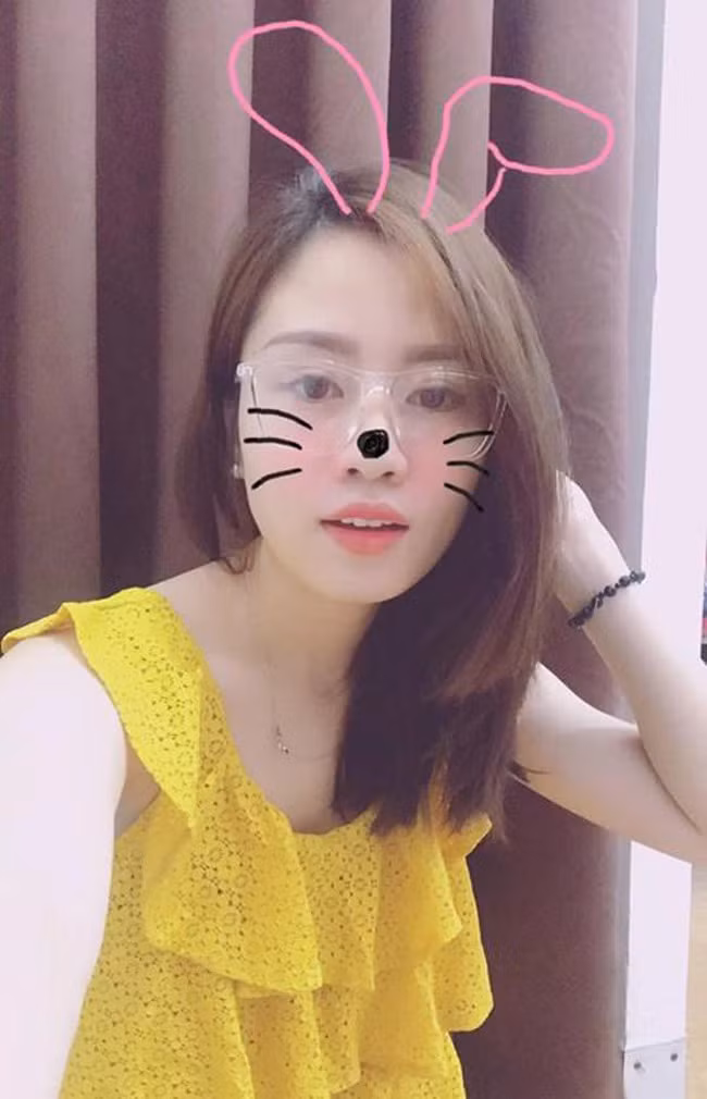 Hằng Nga sở hữu vẻ đẹp dịu dàng, nữ tính, dễ gây thiện cảm với người đối diện. Cô thường xuyên có mặt trên các khán đài sân cỏ để tiếp sức tinh thần cho chồng thi đấu.