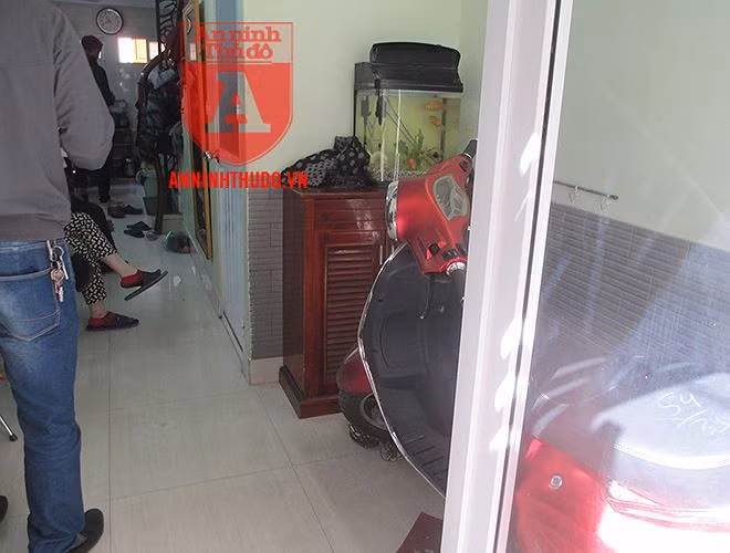 Khu vực để 4 chiếc xe, nay đã mất 3, chỉ còn lại duy nhất chiếc xe điện. Ngoài ra, kẻ gian còn lấy đi 2 điện thoại iPhone 7, 1 điện thoại iPhone 5, cùng ví tiền có 3 triệu đồng và một số giấy tờ.