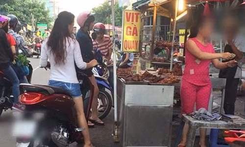 Hiem hoa khon luong tu mon thit "xong khoi" tren via he