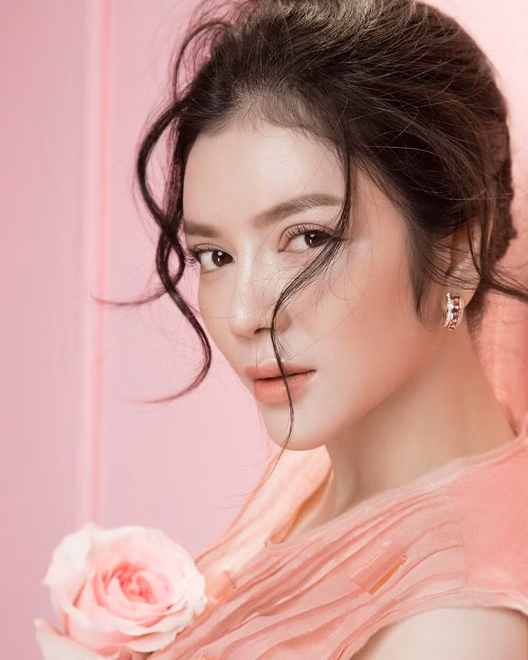 Luôn giữ cho mình một phong cách thời trang cổ điển riêng biệt cũng đã trở thành biểu tượng riêng của người đẹp Lý Nhã Kỳ. Trong trang phục hồng phấn nhẹ nhàng càng tôn vinh thêm vẻ đẹp đài các, kiêu sa, quyến rũ, trong trẻo và cũng thoáng những nét tinh nghịch, cá tính của “nàng công chúa Lý Nhã Kỳ”.