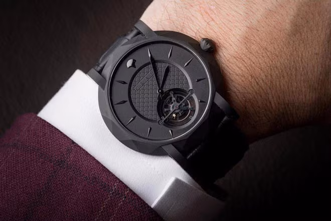 Graff Eclipse Tourbillon giá 79.650 USD có phần vỏ tuyền một một màu đen từ titanium đem lại cảm giác nam tính, mạnh mẽ nhưng vẫn bí ẩn và quyến rũ.