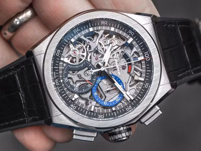 Zenith Defy El Primero 21 giá 14.000 USD có vỏ bằng titanium, hệ thống chronograph có tần số chính xác đến 1% giây, công suất dự trữ tối đa là 50 phút và có thể dự trữ năng lượng dưới 12 giờ.