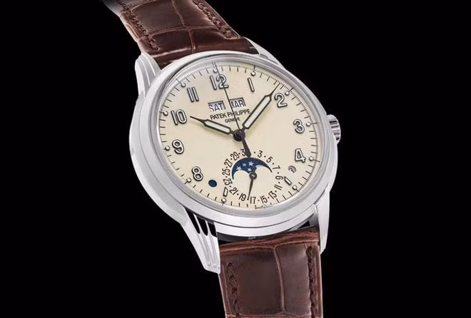 Patek Philippe Ref. 5320G có giá 109.900 USD “ngang ngửa” với 1 chiếc Porsche 911. Mặt đồng hồ có màu kem ngà ấm, với khung bằng vàng trắng nguyên khối và đường kính vừa vặn khoảng 40mm.